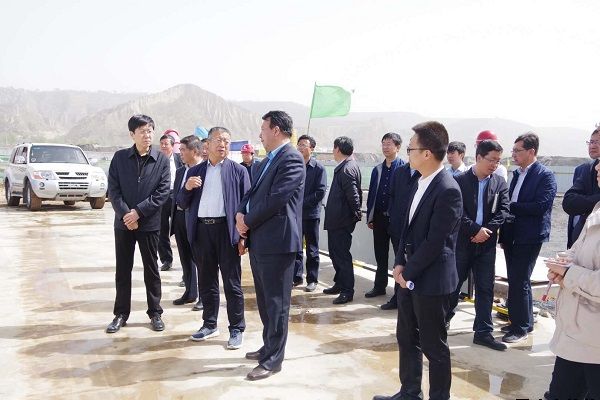 黄继宗调研米兰官方站网页版-米兰MiLan（中国）过境车辆综合服务中心一期（米兰官方站网页版-米兰MiLan（中国）市中心充电站）项目建设情况(图2)