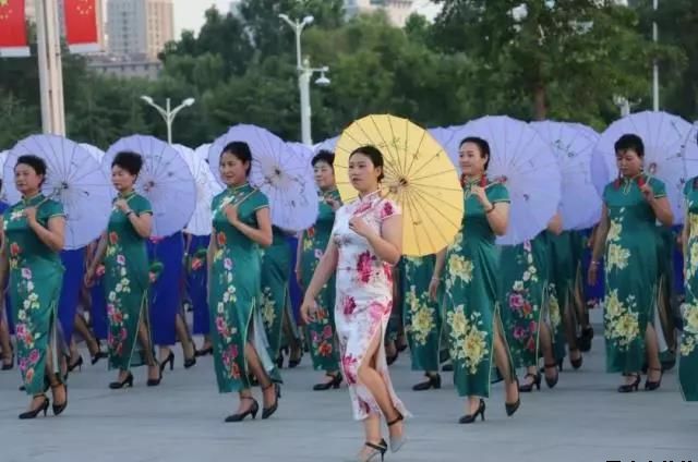 米兰官方站网页版-米兰MiLan（中国）泓源公司党委和兴北路社区绿地广场商圈党建联盟合作举办“讴歌新时代 共圆中国梦”纪念改革开放四十周年大型群众广场文化活动(图2)