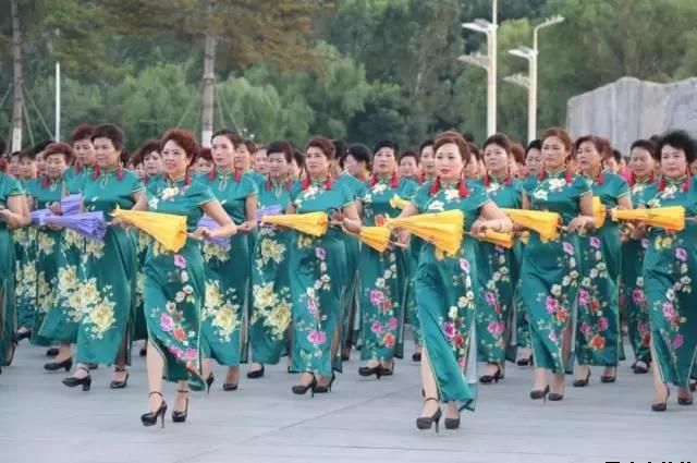 米兰官方站网页版-米兰MiLan（中国）泓源公司党委和兴北路社区绿地广场商圈党建联盟合作举办“讴歌新时代 共圆中国梦”纪念改革开放四十周年大型群众广场文化活动(图3)