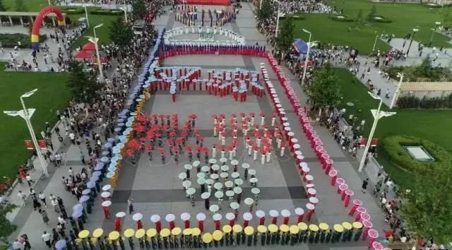 米兰官方站网页版-米兰MiLan（中国）泓源公司党委和兴北路社区绿地广场商圈党建联盟合作举办“讴歌新时代 共圆中国梦”纪念改革开放四十周年大型群众广场文化活动(图7)
