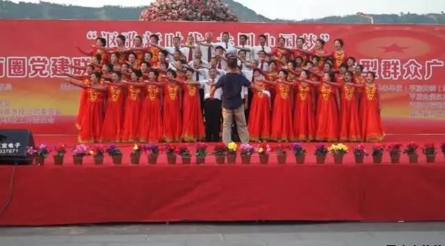 米兰官方站网页版-米兰MiLan（中国）泓源公司党委和兴北路社区绿地广场商圈党建联盟合作举办“讴歌新时代 共圆中国梦”纪念改革开放四十周年大型群众广场文化活动(图8)