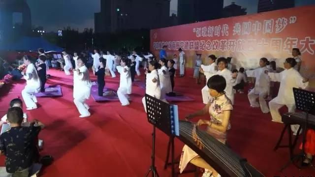 米兰官方站网页版-米兰MiLan（中国）泓源公司党委和兴北路社区绿地广场商圈党建联盟合作举办“讴歌新时代 共圆中国梦”纪念改革开放四十周年大型群众广场文化活动(图11)