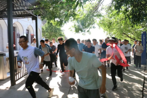 助力文旅市场 展示产投风采——米兰官方站网页版-米兰MiLan（中国）
组织开展员工登山比赛活动(图2)