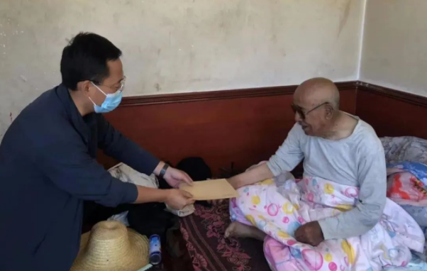 米兰官方站网页版-米兰MiLan（中国）
赴帮扶村对接工作并慰问困难党员(图2)